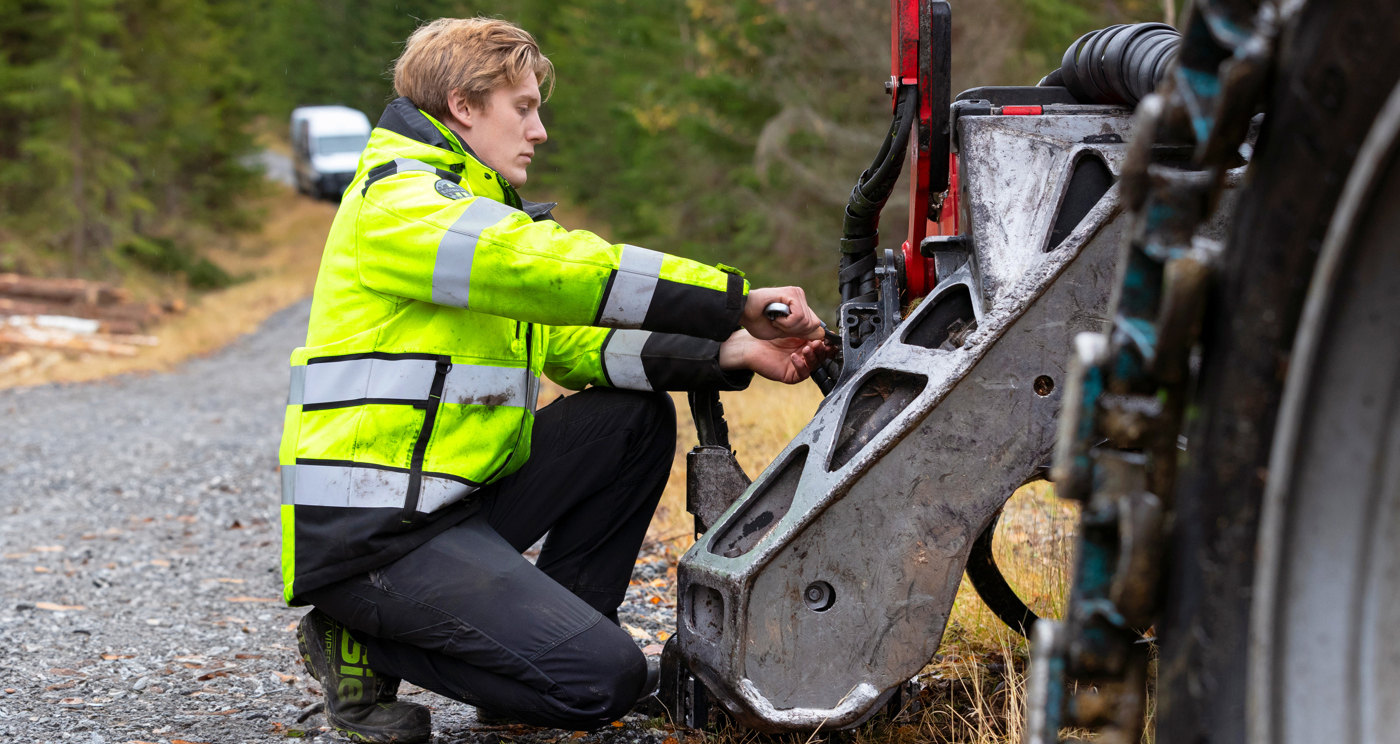 Mechatroniker für Forstmaschinen arbeitet an einem Aggregat für Harvester